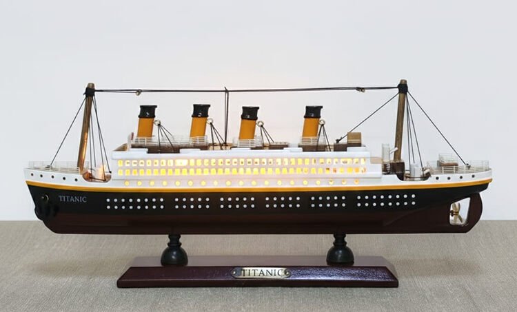 Özel Tasarım Ahşap Işıklı Titanik Gemi