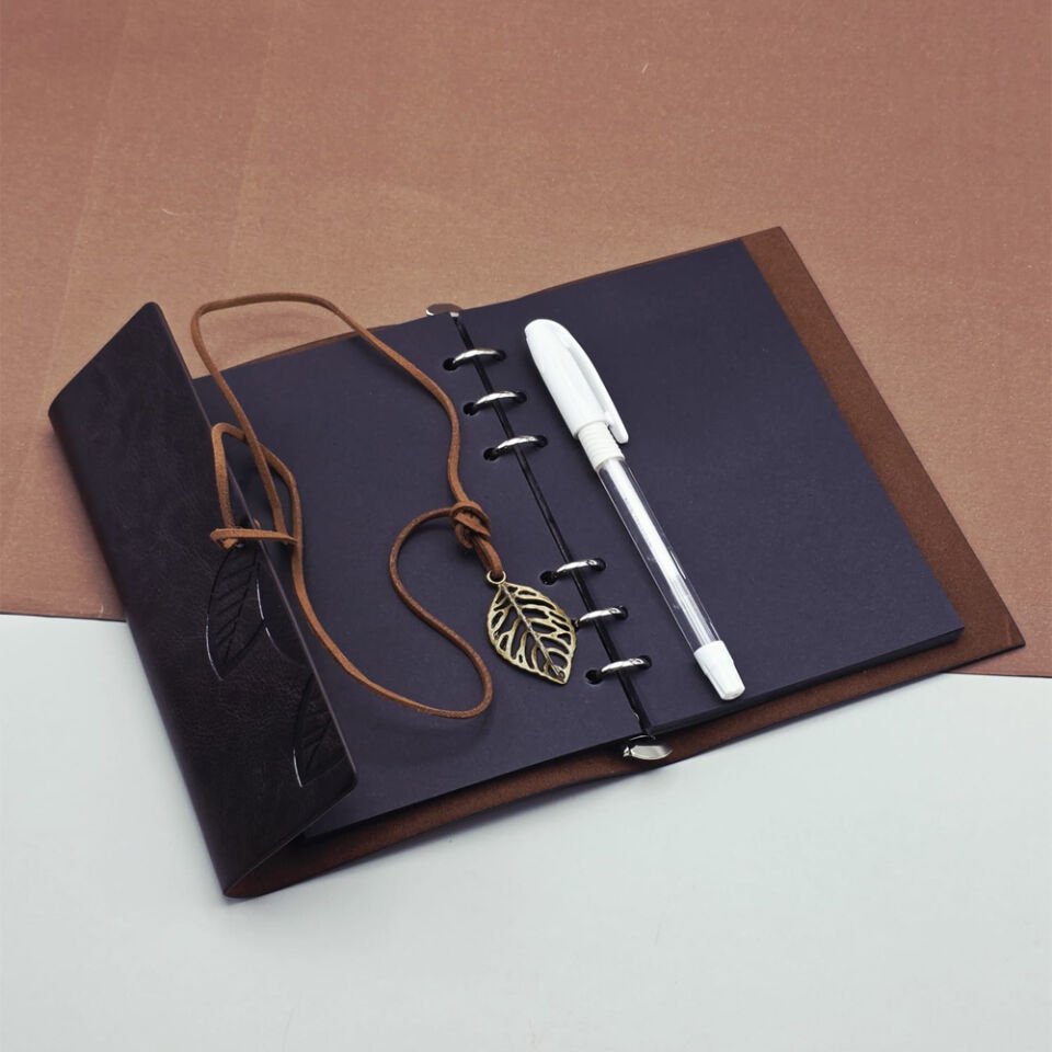 Beyaz Jel Kalem Ve Siyah Yapraklı Deri Hatıra Defteri