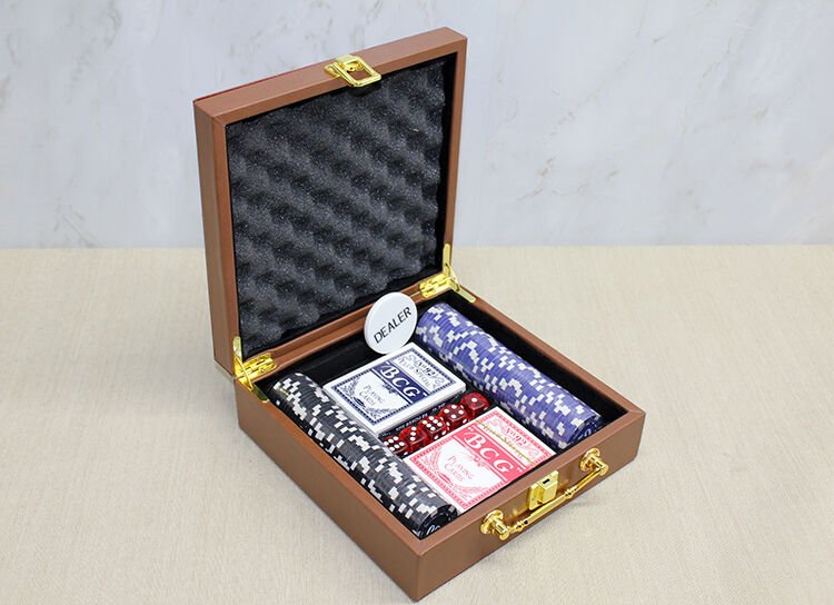 Deri Çantalı 100 Chip Ve 2 Adet İskambil Kağitına Sahip Poker Oyunu Alk4228