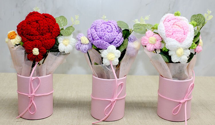 El Örgüsü Saksida Gül Buketi