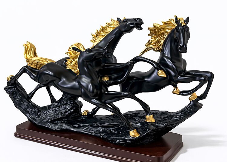 Polyester 3'Lü Şahlanmış At Figürü