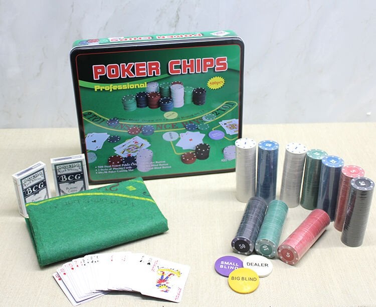 Metal Kutulu 500 Chip Ve 2 Adet İskambil Kağit Setine Sahip Poker Oyunu